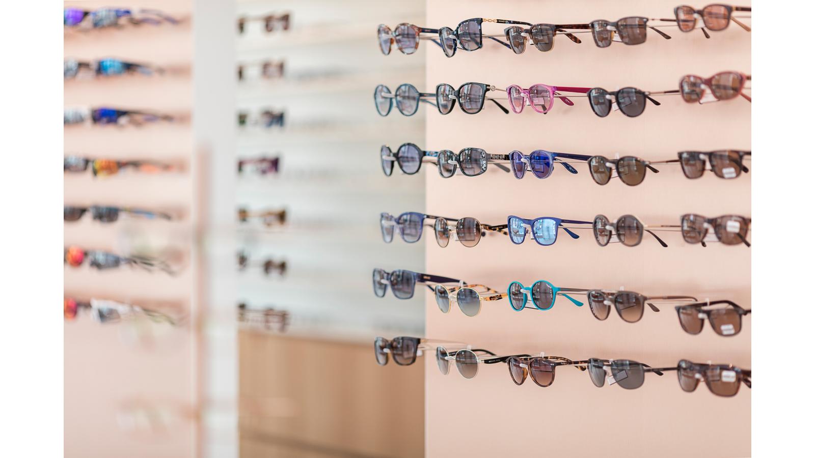 brillen en zonnebrillen on display